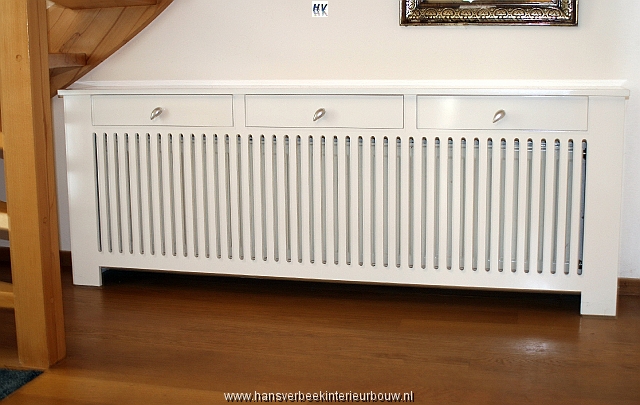 009 radiatorombouw met 3 warme sjaal- en handschoenladen.jpg